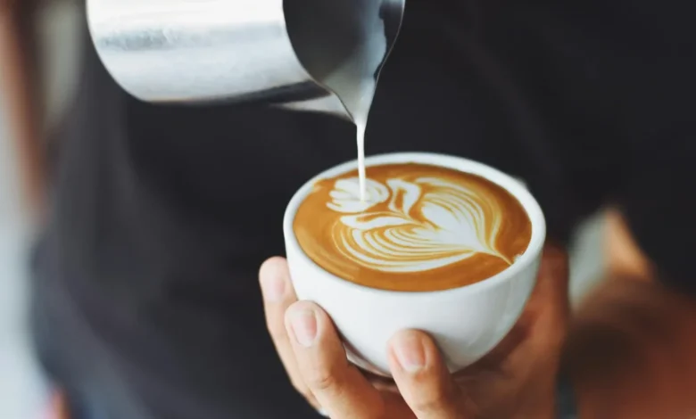 Barrista pouring coffe