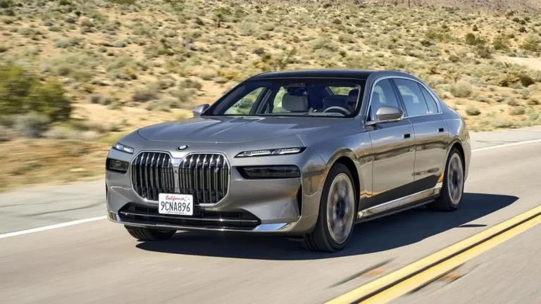 BMW 7 Series: A Tech and Comfort Showcase Amidst Style Controversy and Mercedes-Benz Rivalry BMW 7 Series: A Tech and Comfort Showcase Amidst Style Controversy and Mercedes-Benz Rivalry