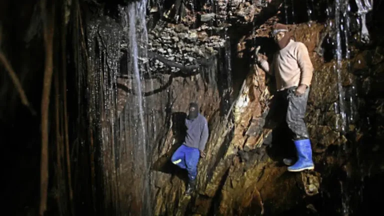 Gauteng’s Roads and Suburbs at Risk: Illegal Mining Tunnels Cause Collapse and Chaos Gauteng’s Roads and Suburbs at Risk: Illegal Mining Tunnels Cause Collapse and Chaos