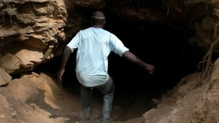 Illegal Mining in Brakpan: Miners Digging Beneath Snake Road Poses Safety Threat Illegal Mining in Brakpan: Miners Digging Beneath Snake Road Poses Safety Threat