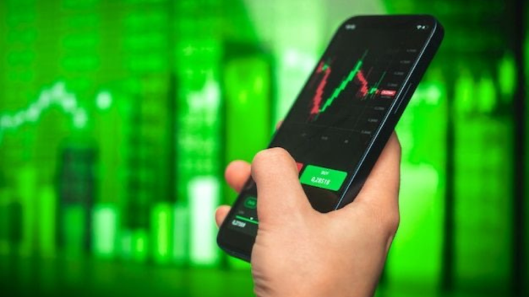 Mobile Trading: How Smartphones Are Democratizing Investment Mobile Trading: How Smartphones Are Democratizing Investment