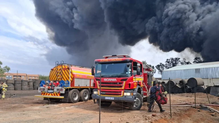 Fire Danger Soars in Pretoria North as Tyre Factory Burns, Warning Issued Fire Danger Soars in Pretoria North as Tyre Factory Burns, Warning Issued