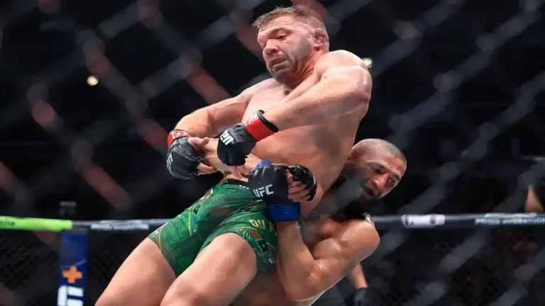How Much Dricus du Plessis Earned Despite Losing UFC Title Fight How Much Dricus du Plessis Earned Despite Losing UFC Title Fight