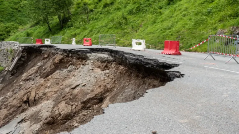 Roads Collapsing in Gauteng: South Africa’s Richest Province Faces Infrastructure Crisis Roads Collapsing in Gauteng: South Africa’s Richest Province Faces Infrastructure Crisis