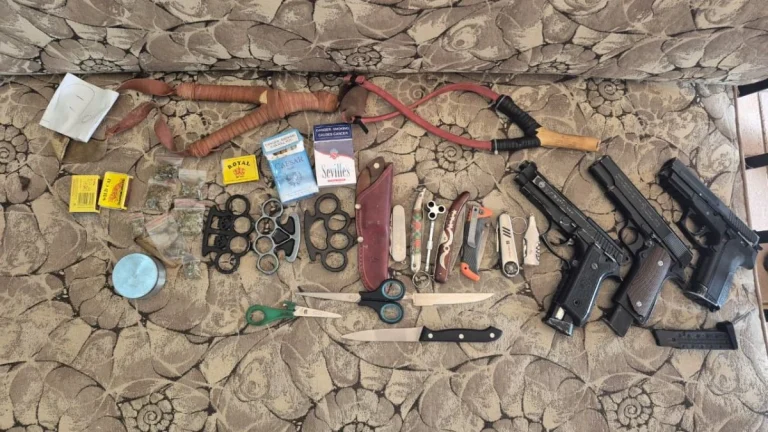 Benoni School Raid: Over 200 Vapes, Knives and Toy Guns Seized at Belvedere Benoni School Raid: Over 200 Vapes, Knives and Toy Guns Seized at Belvedere